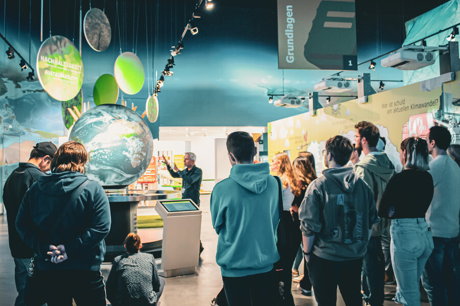 Gruppenf&uuml;hrung am Globus-Exponat in der KLIMA ARENA